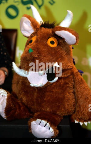 Belfast, Nordirland. 13. März 2013. Autorin Julia Donaldson wurde in Belfast signieren ihre Bücher in ründe Buchhandlung. Stockfoto