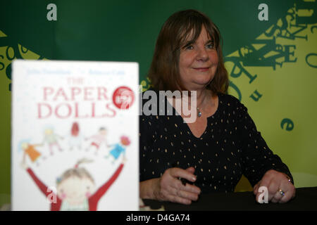 Belfast, Nordirland. 13. März 2013. Autorin Julia Donaldson wurde in Belfast signieren ihre Bücher in ründe Buchhandlung. Stockfoto