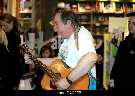 Belfast, Nordirland. 13. März 2013. Julia Donaldson wurde in Belfast mit Unterzeichnung ihrer Bücher in ründe Buchhandlung. Ihr Ehemann Malcolm, hielt die wartenden Kinder amüsiert seine Gitarre und singen Lieder kaufen Stockfoto