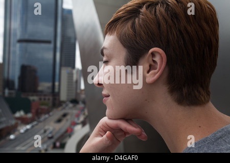 Blick auf Los Angeles downtown über junge Womans Schulter Stockfoto