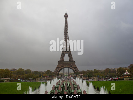 Eiffel-Turm an einem regnerischen Tag Stockfoto