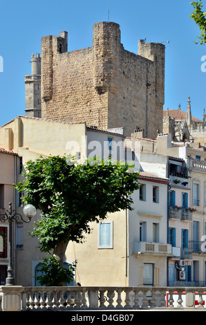 Turm der "Palais des Archevêques" und Gebäude in Narbonne, Stadt im Département Aude in Frankreich Stockfoto