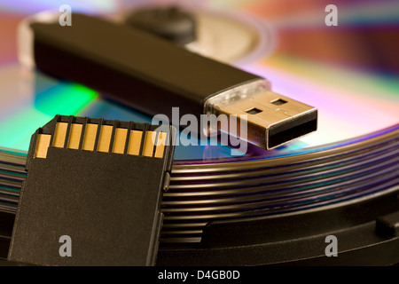 CDs und USB-Gerät mit Kamera SD-Karte Stockfoto