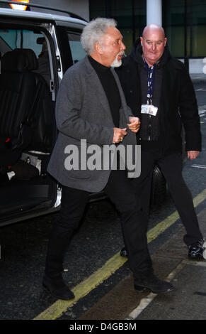 Sir Tom Jones wurde in BBC Radio zwei Studios in London gesehen. Stockfoto