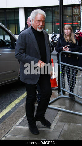 Sir Tom Jones wurde in BBC Radio zwei Studios in London gesehen. Stockfoto