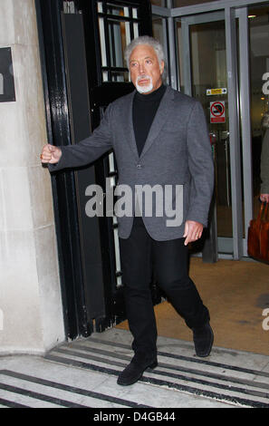 Sir Tom Jones wurde in BBC Radio zwei Studios in London gesehen. Stockfoto