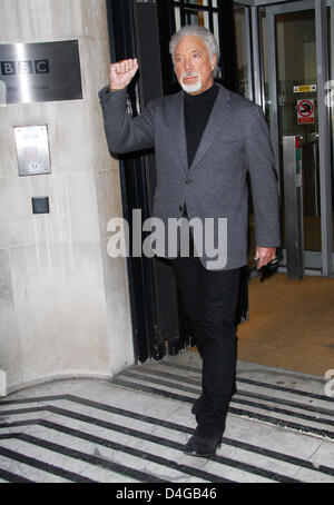 Sir Tom Jones wurde in BBC Radio zwei Studios in London gesehen. Stockfoto