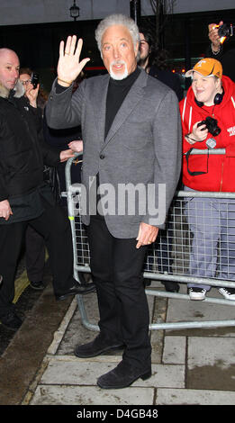 Sir Tom Jones wurde in BBC Radio zwei Studios in London gesehen. Stockfoto