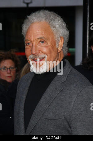 Sir Tom Jones wurde in BBC Radio zwei Studios in London gesehen. Stockfoto