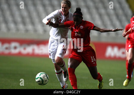 Zypern, Nikosia-März 9:Ellen weiß von England und Kadeisha Buchanan während des Spiels zwischen England und Kanada für den Final der Zypern Fußball Womens Cup in Nikosia auf März 13,2013 Stockfoto