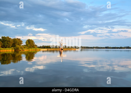 charmanten holländischen Windmühle See vor Sonnenuntergang Stockfoto