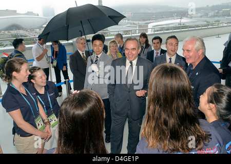 Stellvertretender Staatssekretär für Ostasiatische und Pazifische Angelegenheiten Kurt Campbell trifft sich mit den US-Studentenbotschaftern im USA Pavilion 2012 in Stockfoto