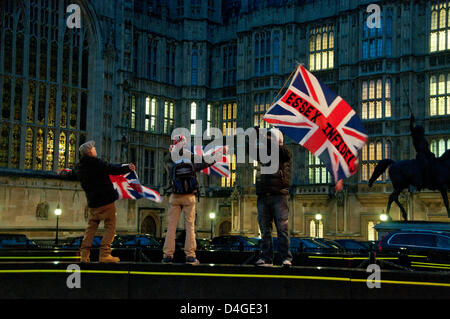 London, UK. 13. März 2013.  Eine Gruppe von 20 Loyalist Demonstranten aus verschiedenen rechtsextremen Organisationen wie der English Defence League, der nationalen Front und der englischen Volunteer Force versammelten Parlament in Solidarität mit Loyalist Flagge oder Fleg Demonstranten in Belfast. Bildnachweis: Pete Maclaine /Alamy Live-Nachrichten Stockfoto