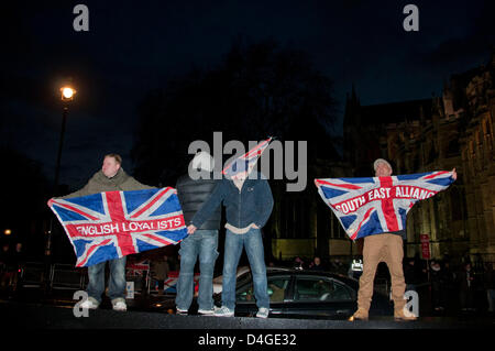 London, UK. 13. März 2013.  Eine Gruppe von 20 Loyalist Demonstranten aus verschiedenen rechtsextremen Organisationen wie der English Defence League, der nationalen Front und der englischen Volunteer Force versammelten Parlament in Solidarität mit Loyalist Flagge oder Fleg Demonstranten in Belfast. Bildnachweis: Pete Maclaine /Alamy Live-Nachrichten Stockfoto