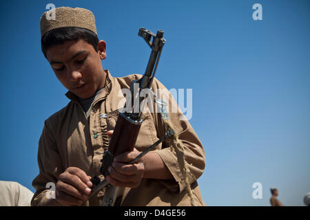 Afghanische Polizei Rekruten erhalten Waffentraining von afghanischen Nationalpolizei mit Sicherheit von Afghan National Army Special Forces 13. März 2013 in der Provinz Helmand, Afghanistan. Afghanische Polizei sind ein wichtiger Bestandteil der Aufstandsbekämpfung Aufwand in entlegenen Gebieten des Landes. Stockfoto