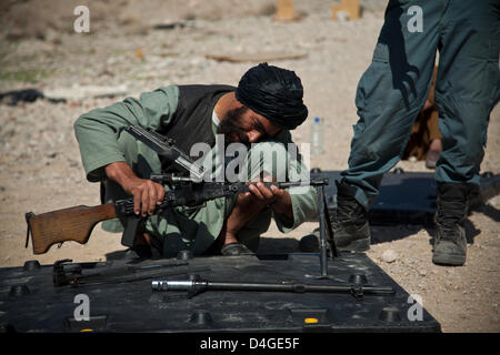 Afghanische Polizei Rekruten erhalten Waffentraining von afghanischen Nationalpolizei mit Sicherheit von Afghan National Army Special Forces 13. März 2013 in der Provinz Helmand, Afghanistan. Afghanische Polizei sind ein wichtiger Bestandteil der Aufstandsbekämpfung Aufwand in entlegenen Gebieten des Landes. Stockfoto