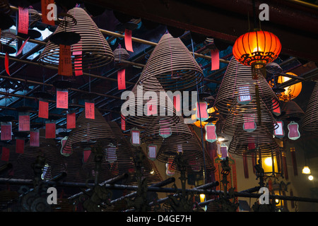 Hängenden gewickelt Weihrauch in den Man Mo Tempel in Sheung Wan, Hong Kong. Stockfoto