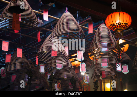 Hängenden gewickelt Weihrauch in den Man Mo Tempel in Sheung Wan, Hong Kong. Stockfoto