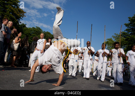 Berlin, Deutschland, Capoeiristas und Musiker auf dem Karneval der Kulturen Stockfoto