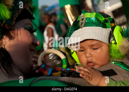 Berlin, Deutschland, mit Gehoerschutz Kind auf dem Karneval der Kulturen Stockfoto