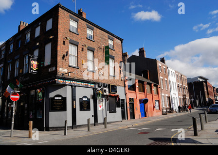 Seel Street in Liverpool Wiith O'Briens irische Bar an der Kreuzung mit Slater Street. Das Zanzibar Club neben O'Briens. Stockfoto