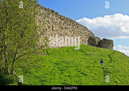 Wände von Berwick-upon-Tweed Schloss und Wanderer, Berwick-upon-Tweed, England, Vereinigtes Königreich ruiniert Stockfoto