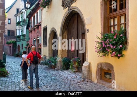 Besucher in Riquewihr, genießen Sie die ruhigen historischen Atmosphäre Elsass Frankreich Stockfoto