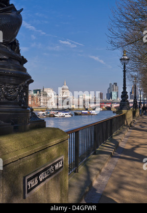 Der Königin Spaziergang Südufer mit River Thames St. Pauls Kathedrale und City of London UK Stockfoto