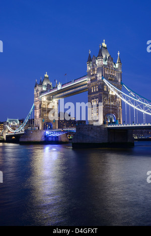 Tower Bridge bei Nacht London UK Stockfoto