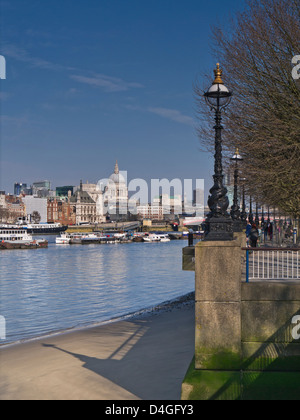 BLICK AUF DIE SOUTH BANK City of London und Saint Paul's mit der South Bank River Thames bei Ebbe, die eine saubere Sandbank im Vordergrund von London UK enthüllt Stockfoto