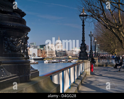 Der Königin zu Fuß South Bank im Frühjahr mit River Thames St. Pauls Kathedrale und City of London UK Stockfoto