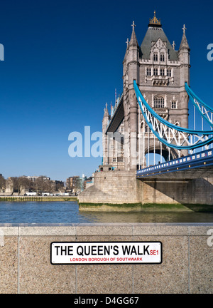 Die Königinnen gehen SE 1 Tower Bridge und der Themse mit Zeichen für die "Queen's Walk' in SouthBank Promenade Southwark London UK Stockfoto