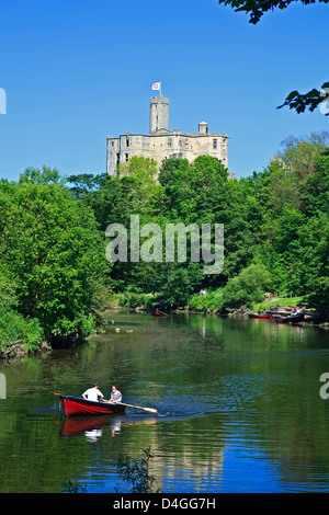 Bootsfahrer auf Fluß Coquet und Warkworth Castle, Warkworth Castle, England, Vereinigtes Königreich Stockfoto