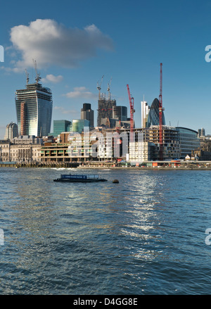 Vielzahl von Bauvorhaben einschließlich "The Wave" in der finanziellen City of London von South Bank Fluss Themse London UK Stockfoto