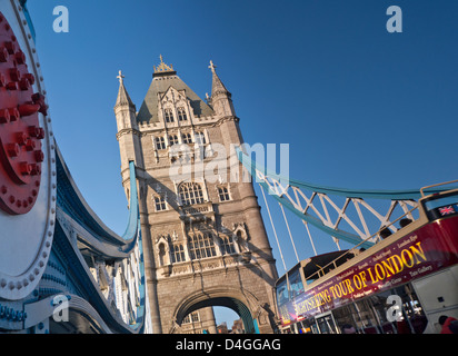 London Staycation Tower Bridge und offizielle Touristentour durch London Bus Southwark London Großbritannien Stockfoto