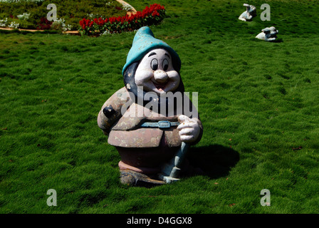 Lustige Disney-Zwerg-Figur in der Nähe des Lalbagh Uhr am Lalbagh Botanical Gardens in Bangalore, Karnataka, Indien Stockfoto