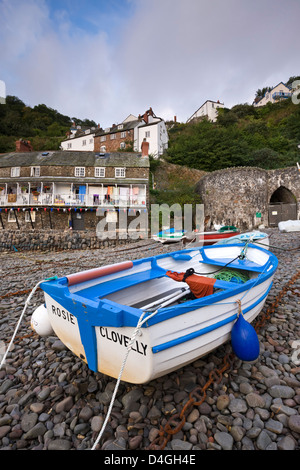 Fischerboot am Kiesstrand in Clovelly Harbour, Devon, England. Herbst (September). Stockfoto