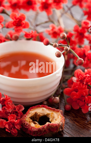 Chinesische Spezialität Weißdorn Saft mit Wintersweet Blume Stockfoto