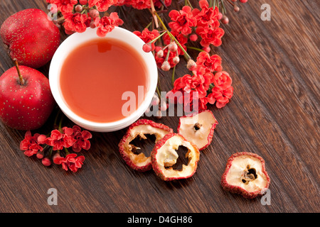 Weißdorn und Weißdorn-Saft mit Wintersweet Blume Stockfoto