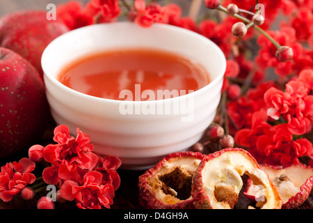 Weißdorn und Weißdorn-Saft mit Wintersweet Blume Stockfoto