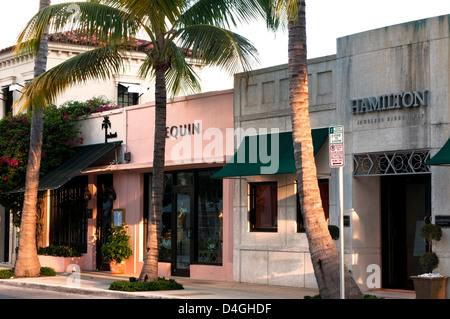 Die mit Palmen gesäumten Straße und storefronts der Worth Avenue, West Pam Beach, Florida Stockfoto