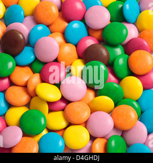 Smarties - Zucker beschichtete Schokoladenbonbons. Stockfoto