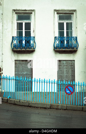 Verfallenes Haus mit Brettern vernagelt Windows in einer UK-Stadt Stockfoto