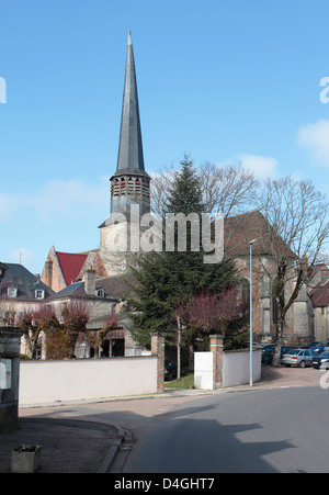 Verdrehte Turmspitze der Kirche Saint-Ferreol in Saint-Fargeau, Burgund Frankreich. Stockfoto