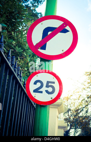 Straßenschild 25 km/h Höchstgeschwindigkeit und "nicht rechts abbiegen" Stockfoto