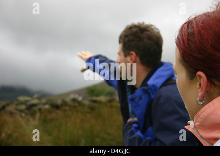 Ein Mann und Frauen wandern Stockfoto