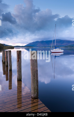 Yacht vor Anker in der Nähe von Lodore Bootsanleger am Derwent Water, Lake District, Cumbria, England. Herbst (September) 2012. Stockfoto