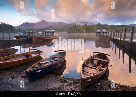 Boote und Stege in der Nähe von Mönchen Crag, im Morgengrauen, Derwent Water, Lake District, Cumbria, England. Herbst (Oktober) 2012. Stockfoto