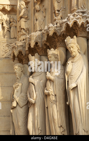 Französische Gotik. Statuen auf der Westfassade der Kathedrale Notre-Dame. Sie repräsentieren Saint Paul, König David und Batseba ein anderer König. Paris, Frankreich. Stockfoto