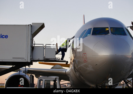 Schönefeld, Deutschland, wird ein Flugzeug für den Start vorbereitet Stockfoto